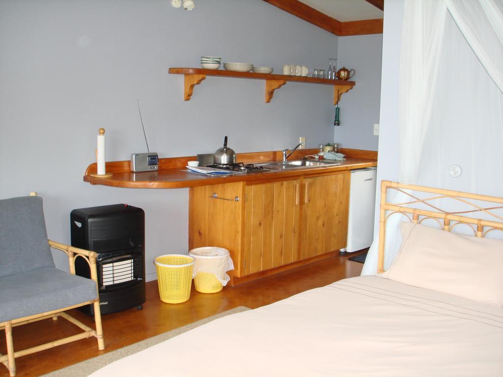 Manuka Lodge Tryphena Exteriör bild