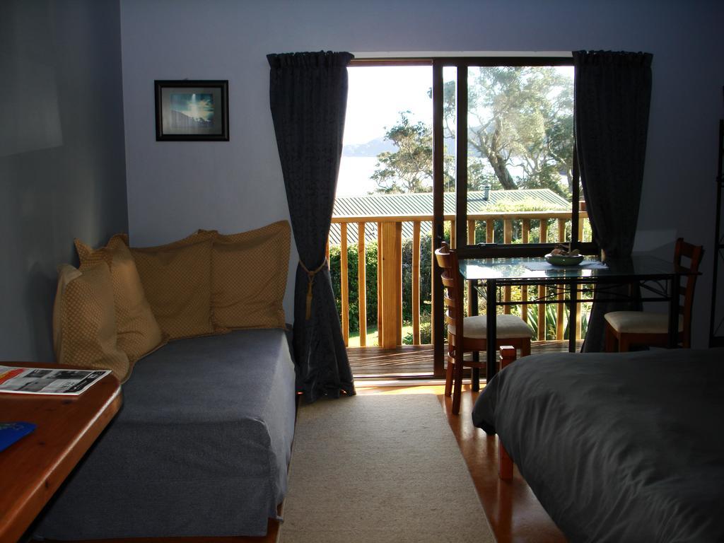 Manuka Lodge Tryphena Exteriör bild